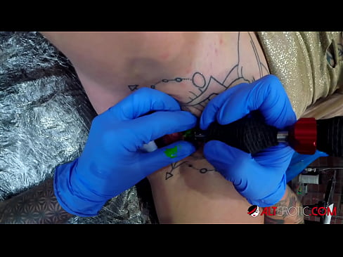 ❤️ Extremadamente tatuado hottie Sully Savage consiguió un tatuaje en su clítoris ❌ Video de porno en es.assistentai.ru ❌️❤️❤️❤️❤️❤️❤️❤️